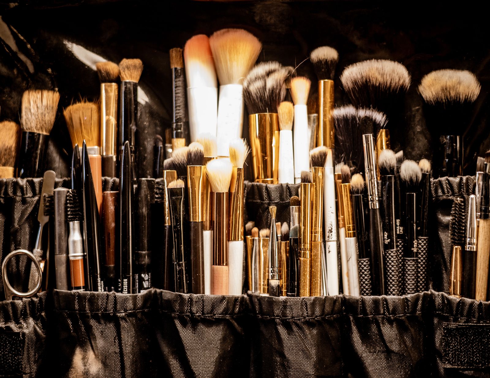 Makeupbørster i professionel etui – nærbillede