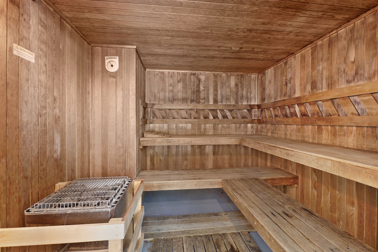 Tom sauna med træbænke