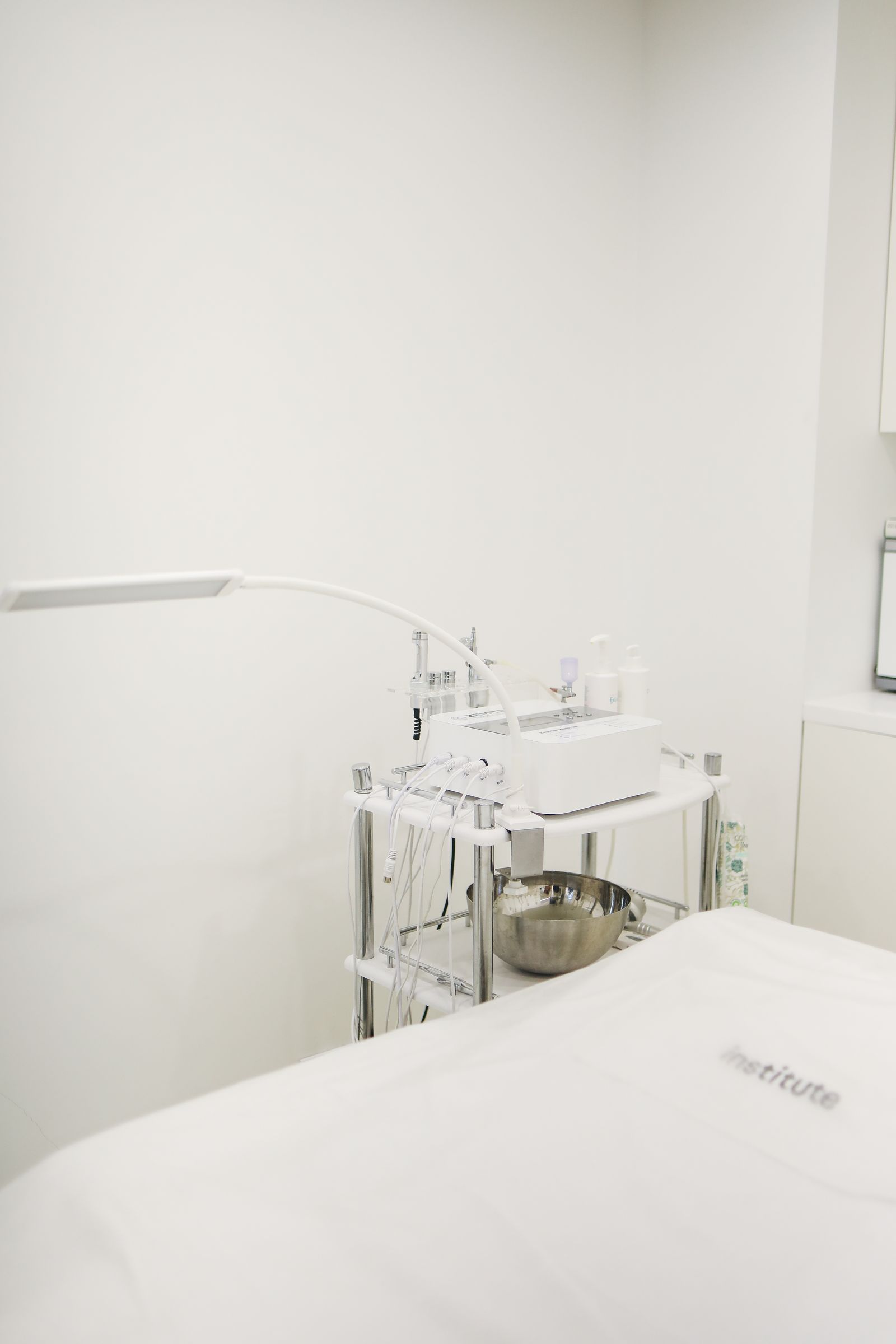 Minimalistisk klinikrum med behandlingsudstyr