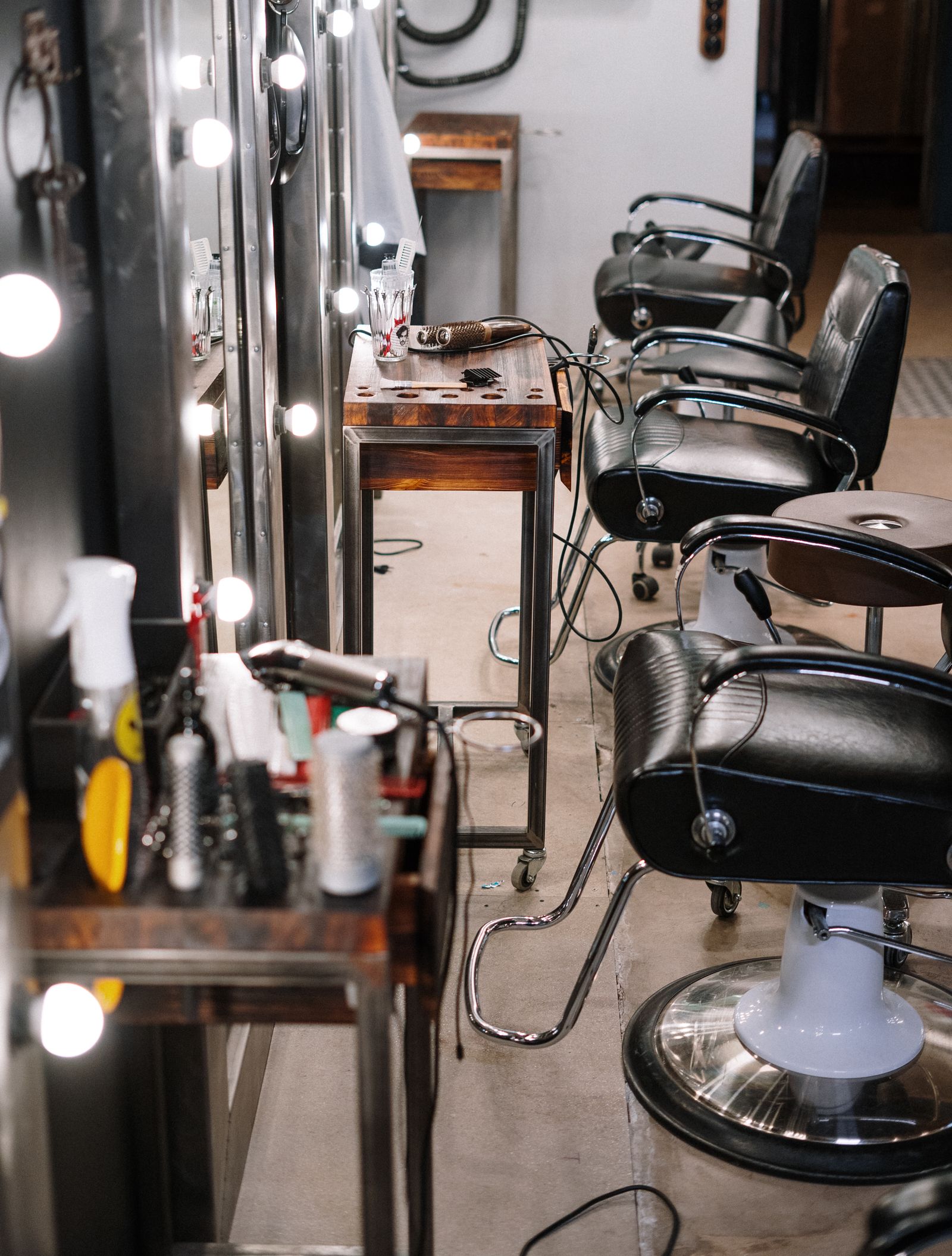 Salonstol foran spejl i lys salon