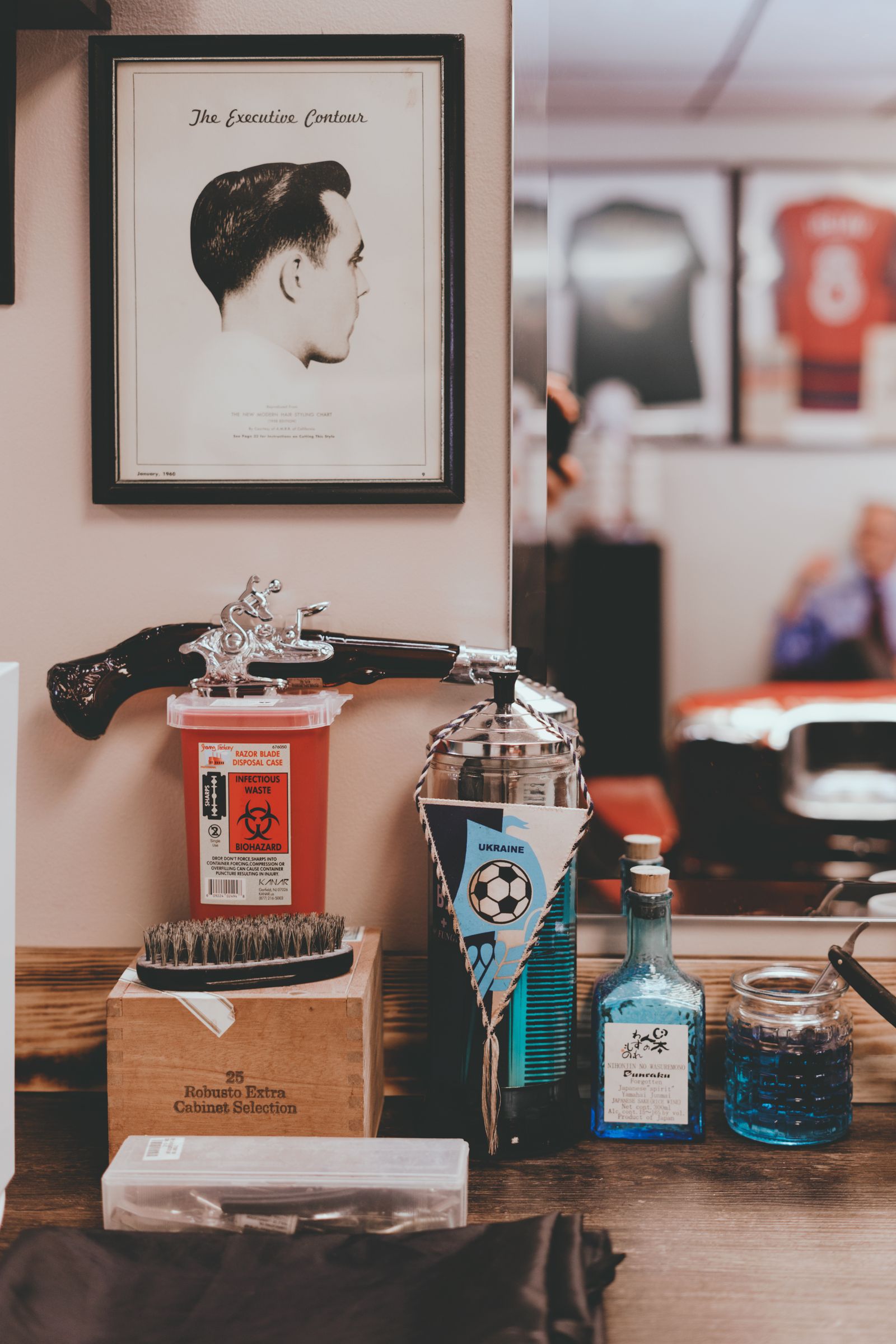 Barberprodukter og kam på træbord i vintage barbershop