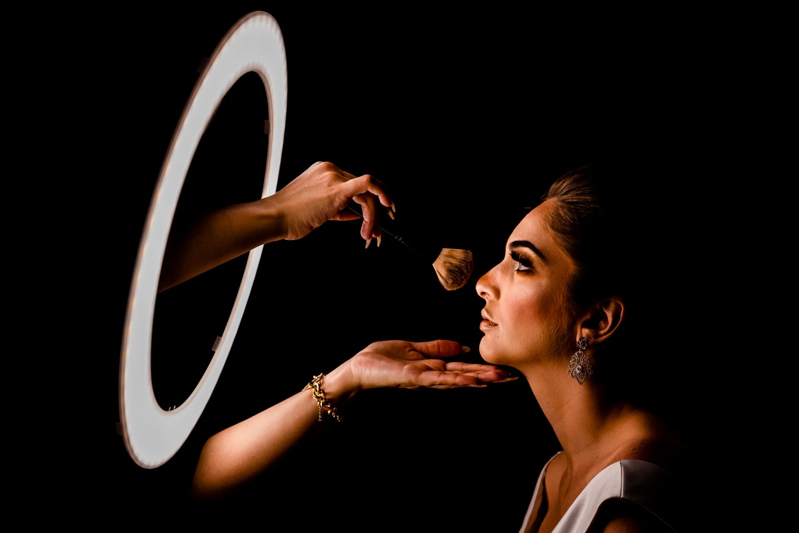 Makeup foran ringlys i studiet