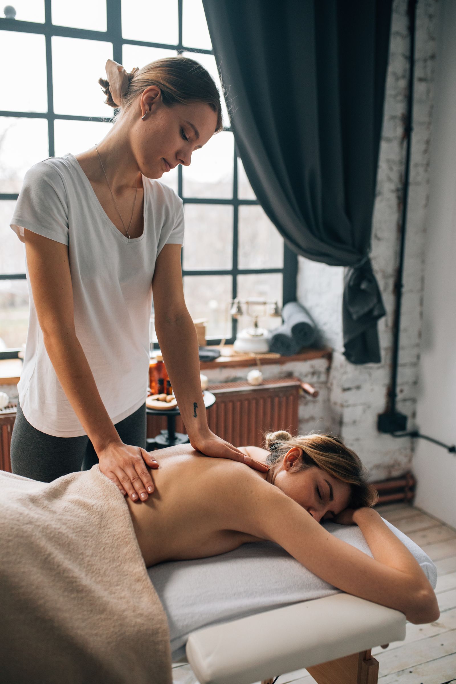 Afslappende massage i lyst behandlingsrum