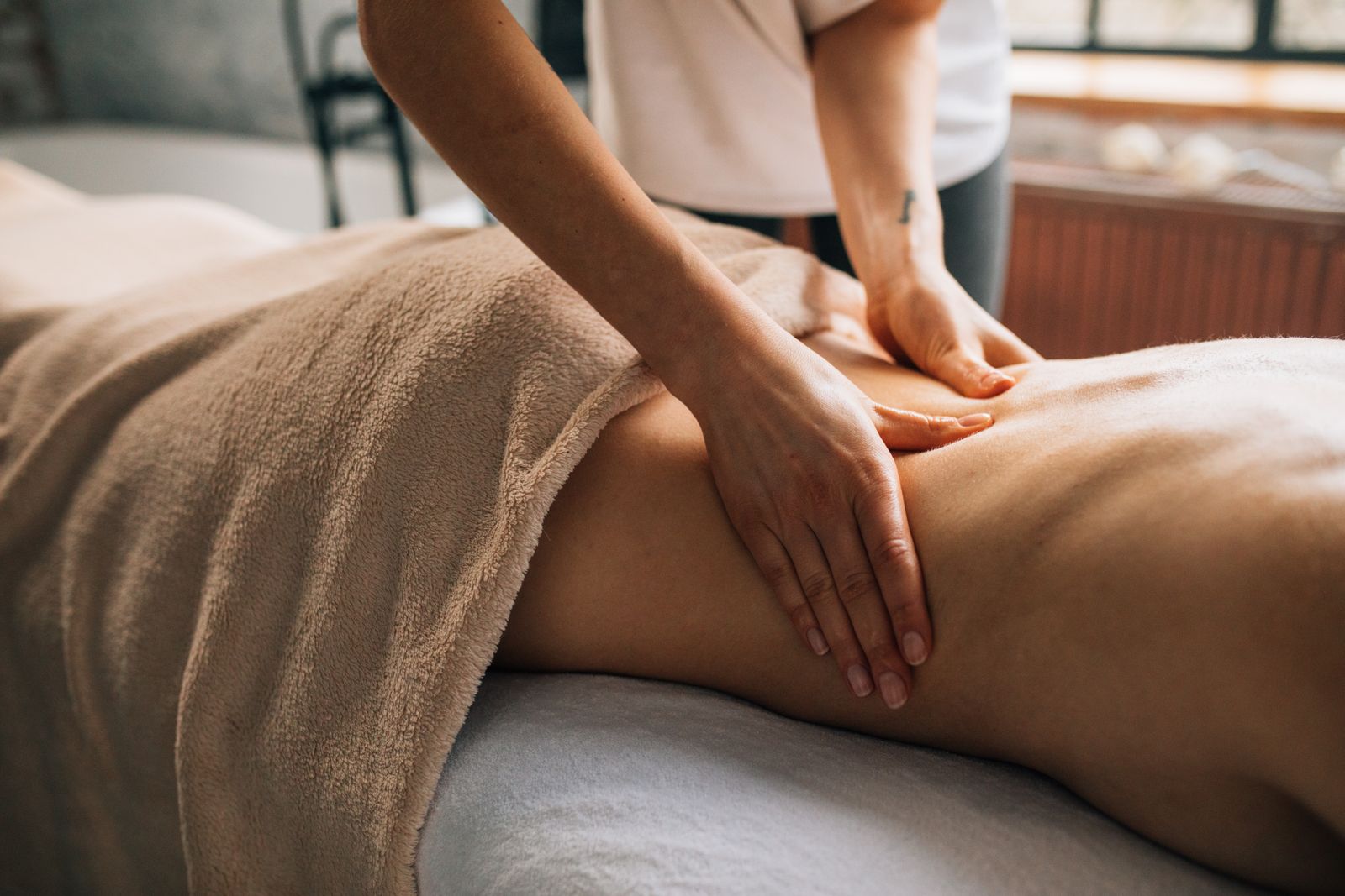 Rolig massagebehandling på briks