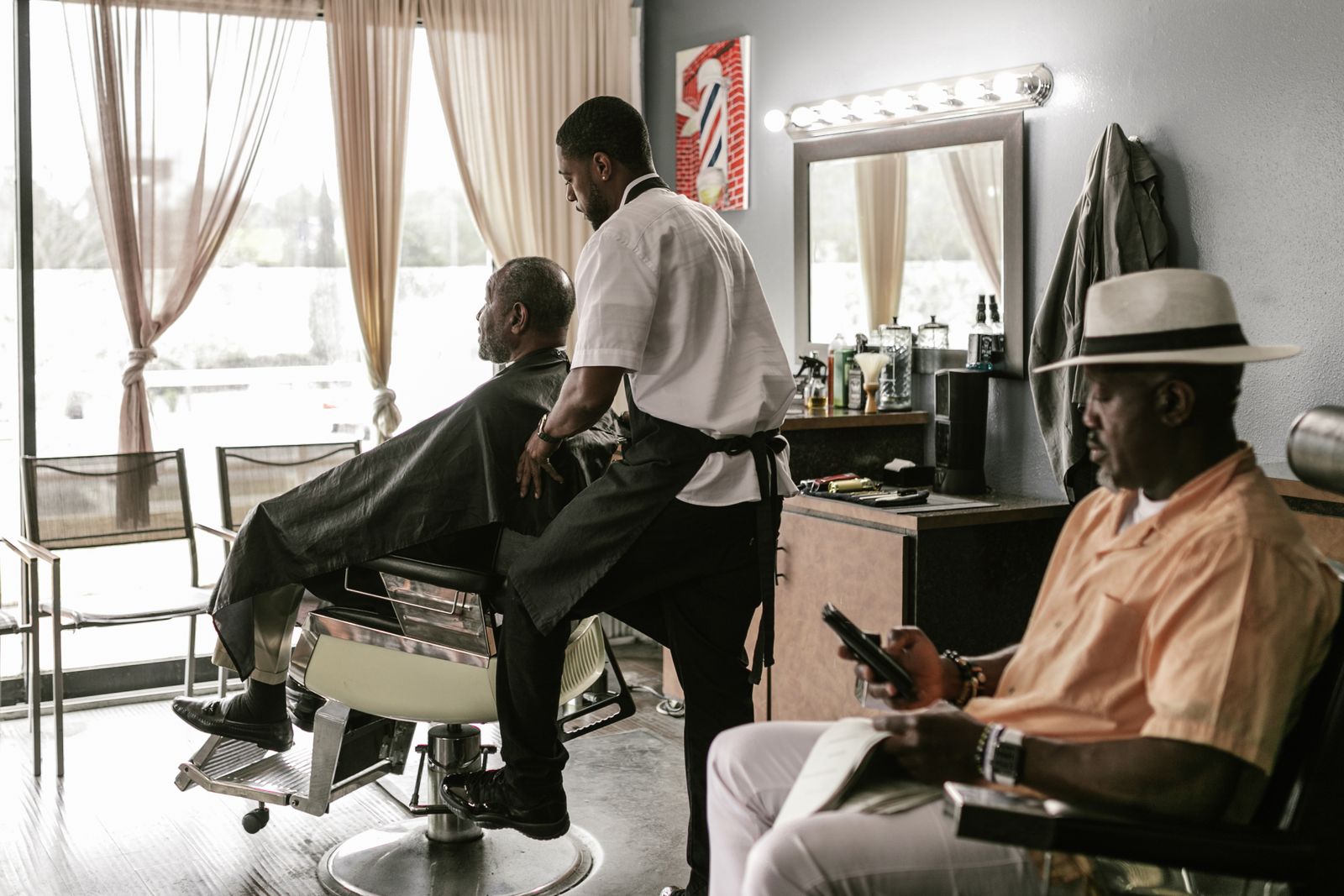 Barber justerer stolen for en kunde